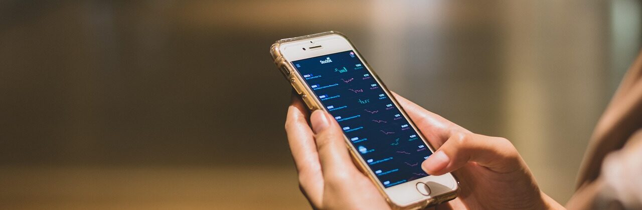 Employee Mobile Devices: Navigating the Pros and Cons