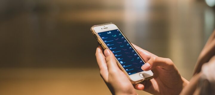 Employee Mobile Devices: Navigating the Pros and Cons